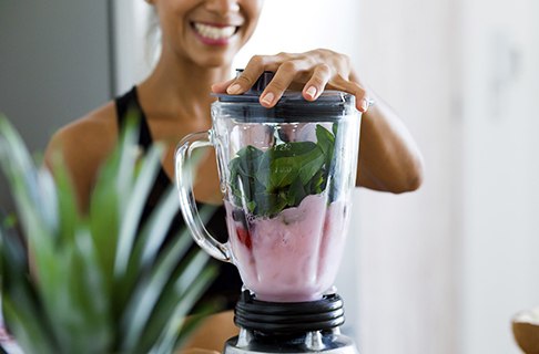 making smoothie after dental implant surgery in Dallas